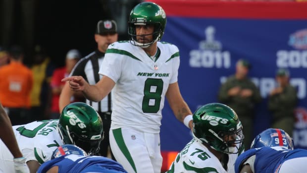 Jets' QB Aaron Rodgers (8) at the line of scrimmage
